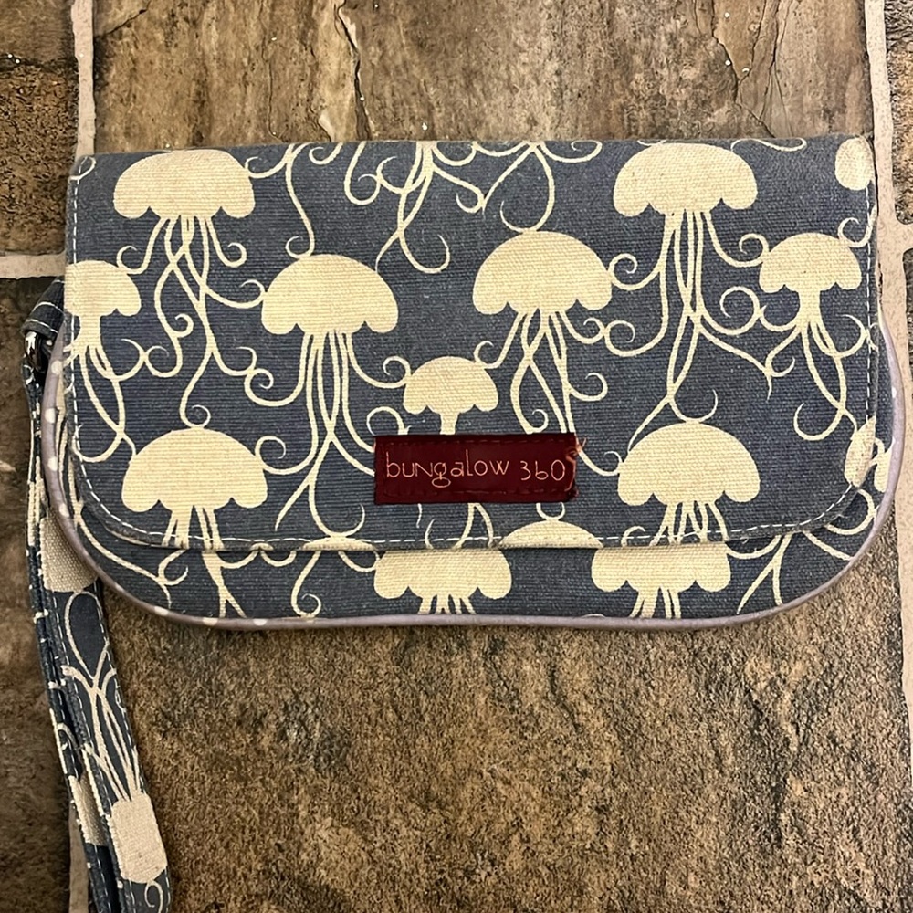 Bungalow360 wristlet wallet